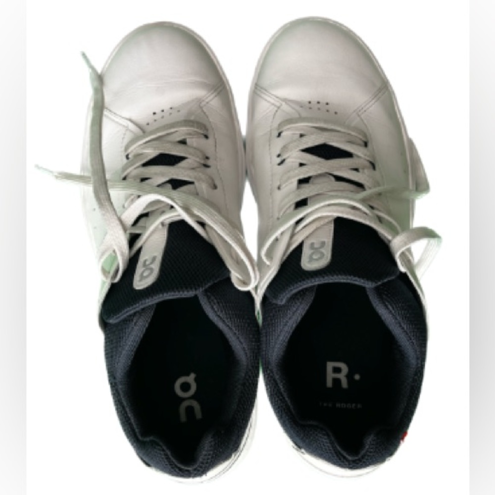Slightly used Men’s On Running The Roger Tennis shoes
